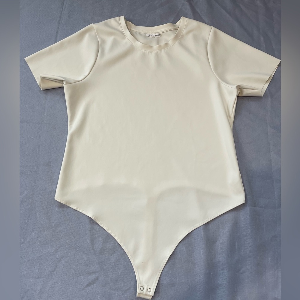 Good American, this bodysuit features:
Scuba double stretch Size 6  cream